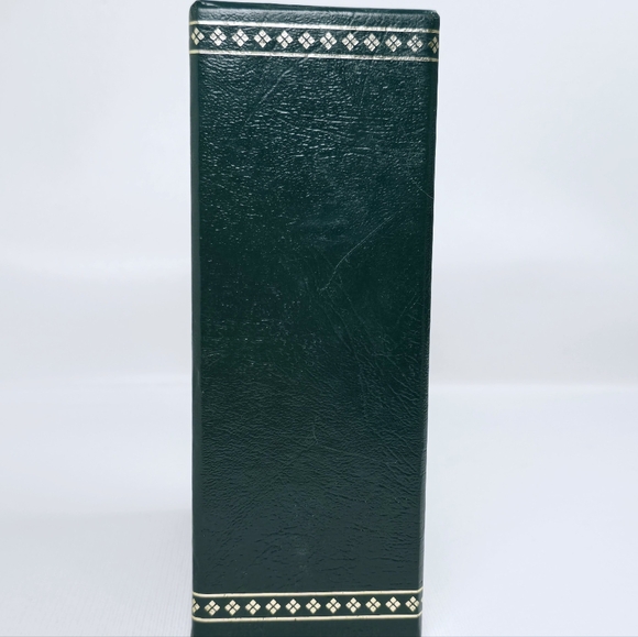 The New Webster's Desk Ref. Library 3 Book Set Dictionary, Thesaurus & Spelling - Picture 4 of 7